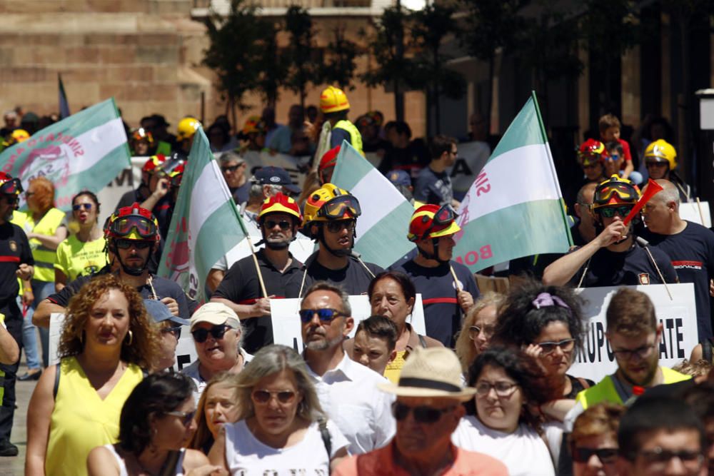 La manifestación, que partía del parque de bomberos de Martiricos, ha recorrido las calles de Málaga hasta llegar a la plaza de la Constitución