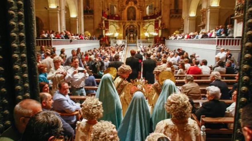 Momentos iniciales de la escenificación del Misteri d&#039;Elx en la basílica de Santa María, en una imagen del pasado año.