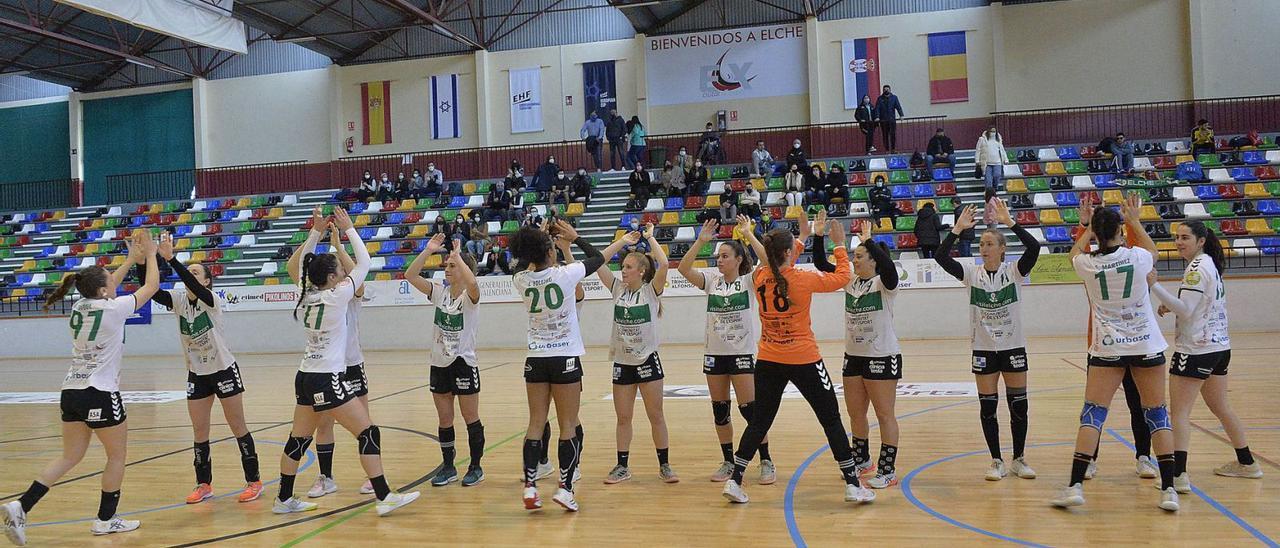 Las jugadoras del Elche, antes del segundo encuentro de la eliminatoria de octavos de final frente al Maccabi Azarím Ramat. | MATÍAS SEGARRA