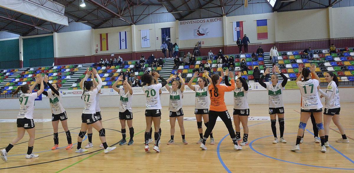 Las jugadoras del Elche, antes del segundo encuentro de la eliminatoria de octavos de final frente al Maccabi Azarím Ramat. | MATÍAS SEGARRA