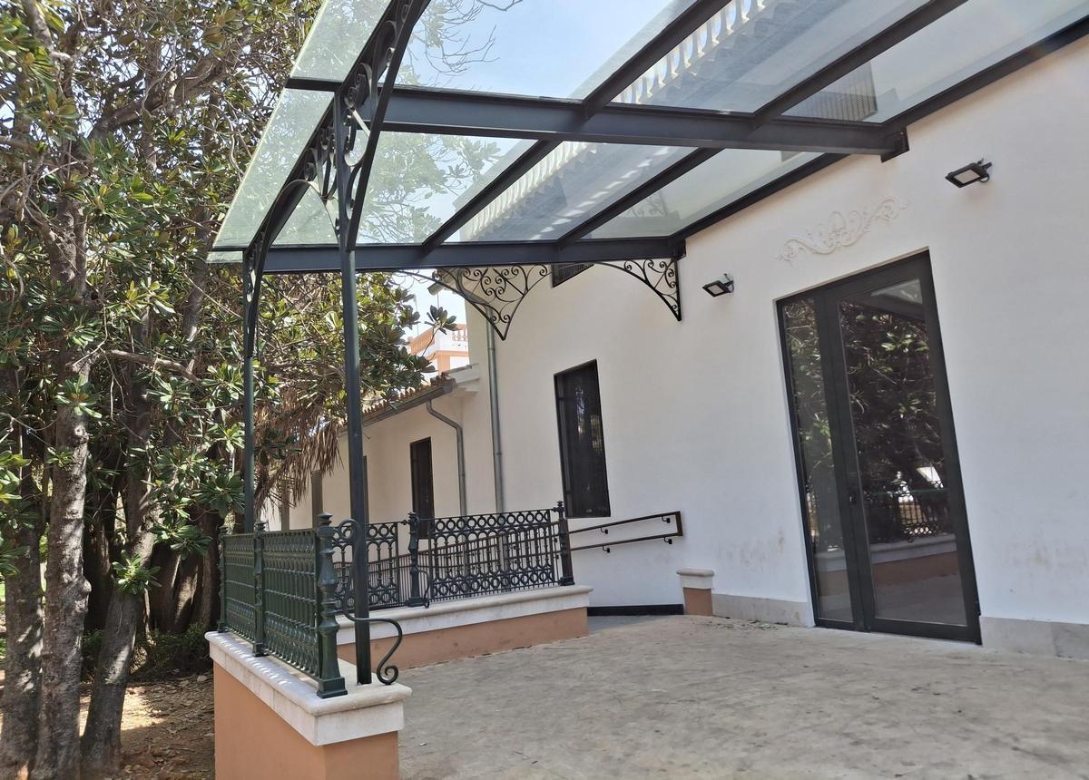 El porche de la fachada sur, ahora cubierto con cristal y con una rampa lateral para hacerlo accesible