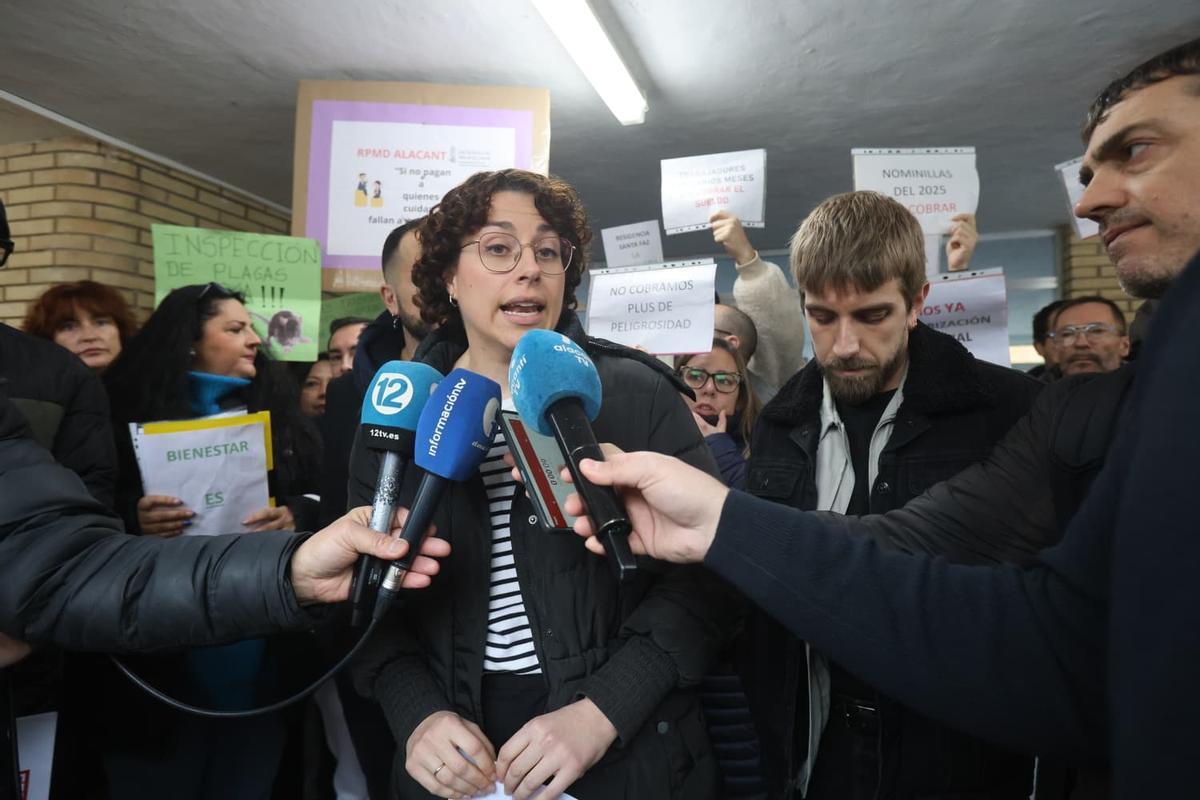 Aitana Mas, portavoz adjunta de Compromís en las Cortes, junto a los afectados por los impagos