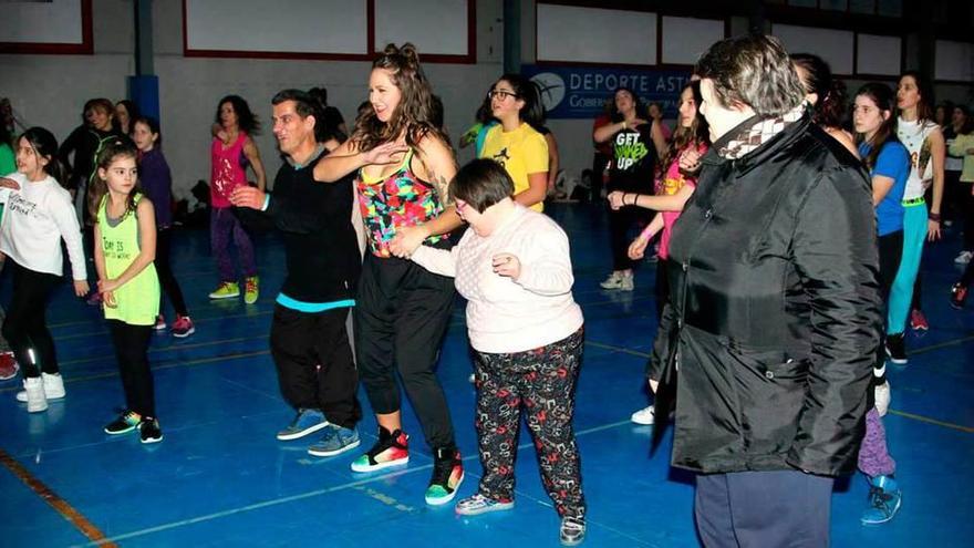 El zumba solidario arrasa en Barres