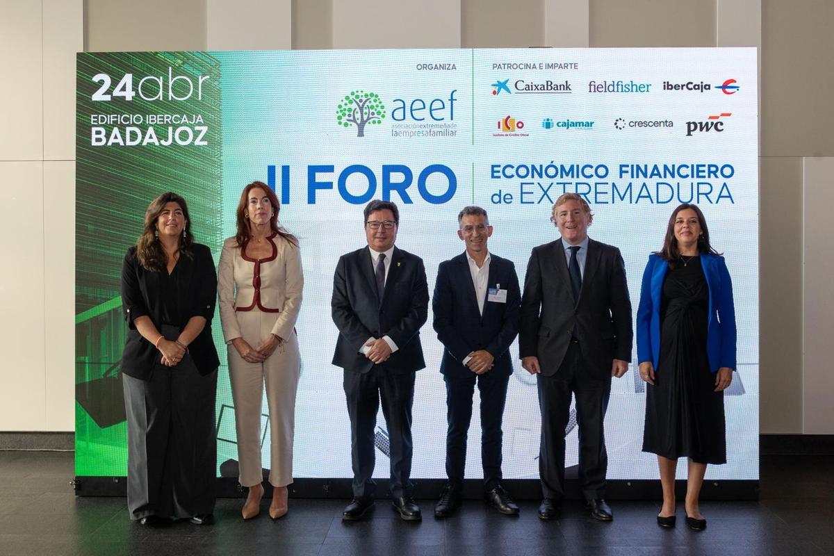 Juan Carmona, presidente de la Aeef, con las autoridades, en la inauguración del II Foro Económico.