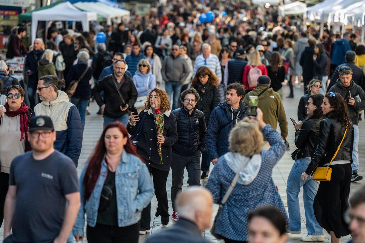 Ambiente de Sant Jordi en La Rambla de Barcelona