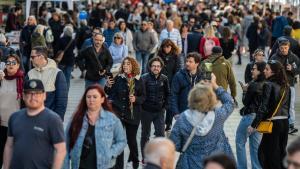 Ambiente de Sant Jordi en La Rambla de Barcelona