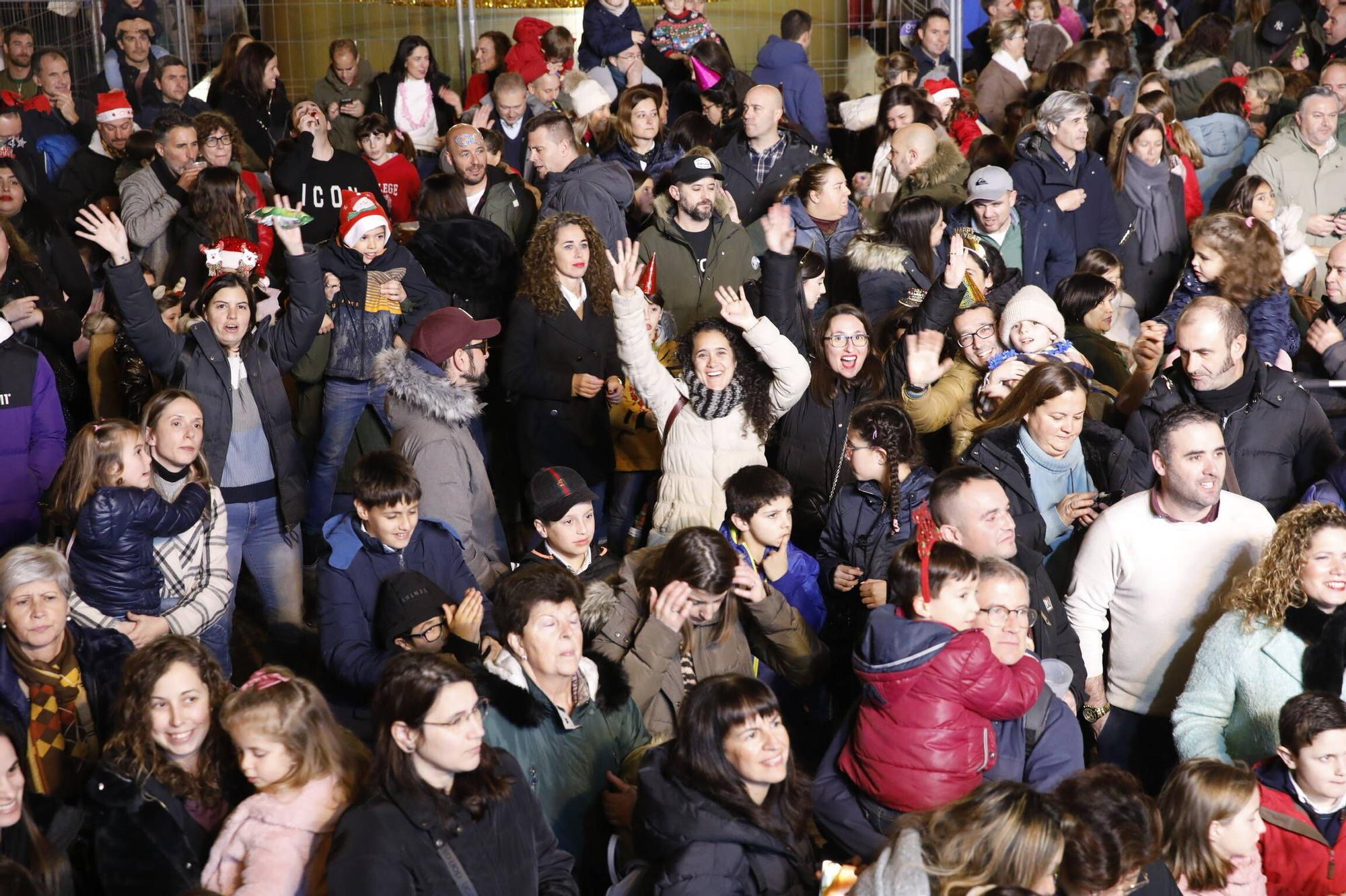 En imágenes: así han celebrado los más pequeños las 'Pequecampanadas' en la Plaza Mayor