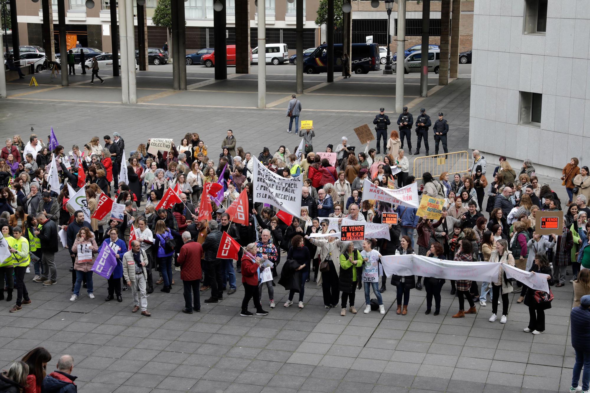 En imágenes: Multitudinaria protesta de los trabajadores del ERA: "Nuestras vacaciones no son un trueque electoral"