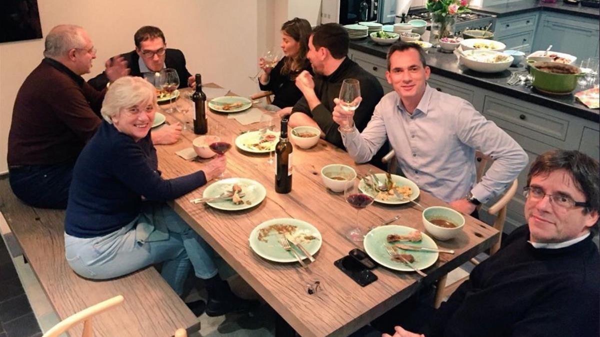 Puigdemont y los cuatro 'exconsellers' que le acompañan, en una comida con el diputado flamenco Lorin Parys, en Leuven (Bélgica).