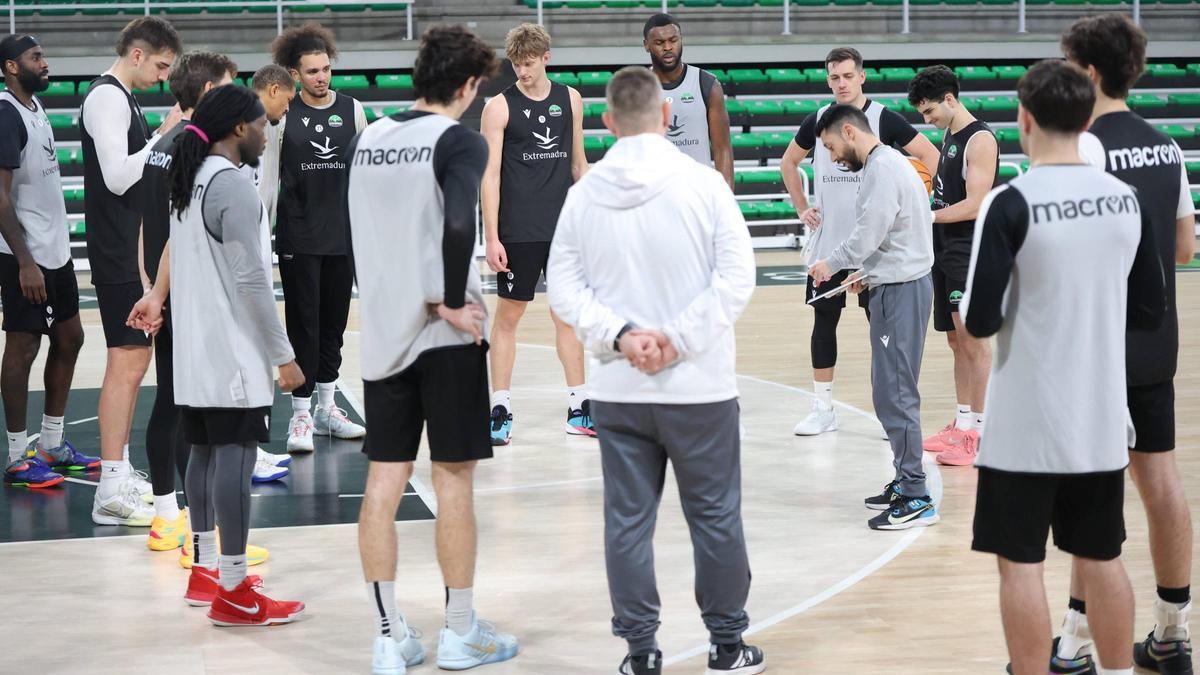 Jacinto Carbajal habla con sus jugadores antes de un entrenamiento de esta semana.