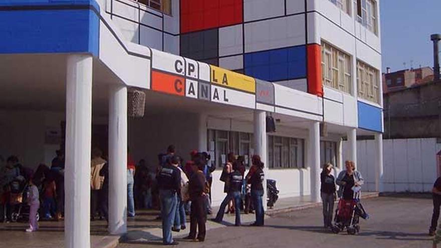 Los padres recogen a sus hijos en el patio del colegio público de La Canal.