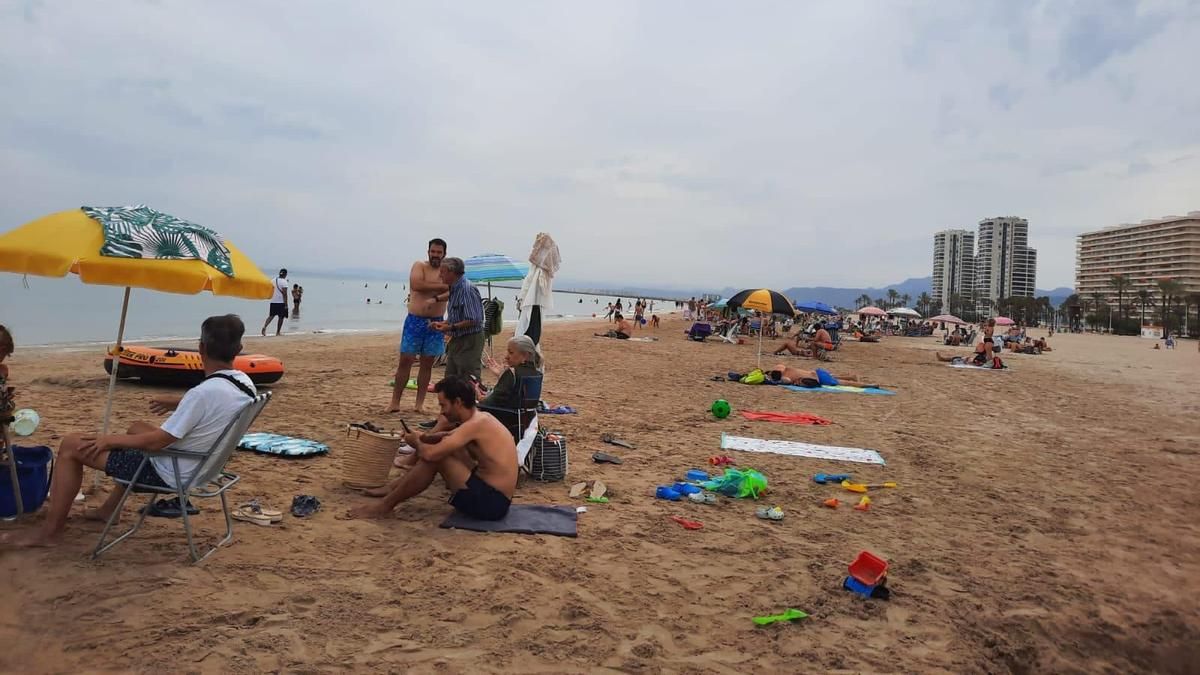 Bañistas en la playa de Sant Antoni de Cullera.