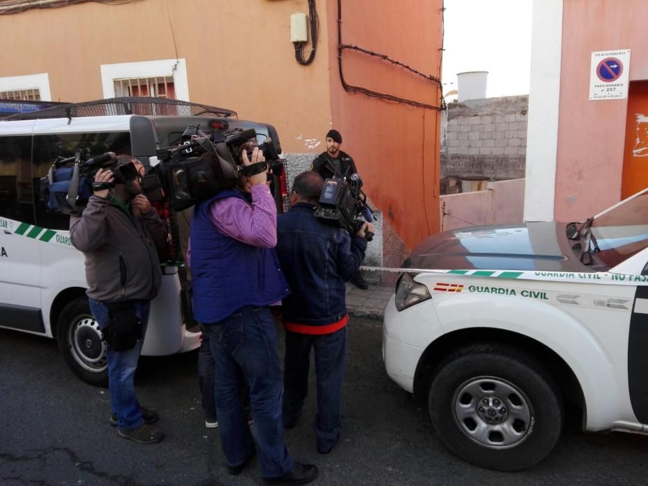 La Guardia Civil registra la vivienda de un detenido por enaltecimiento del terrorismo yihadista, en el barrio de San Juan.