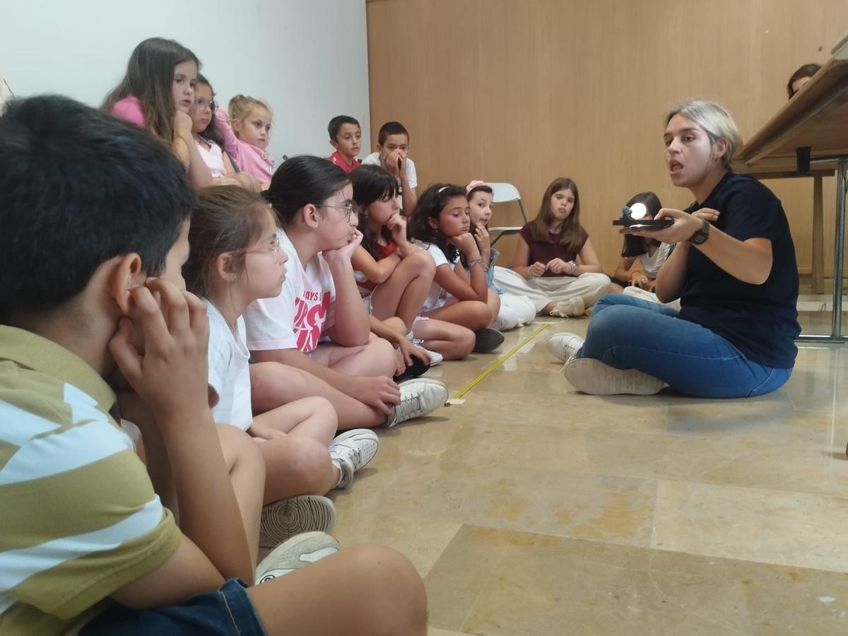 El taller "Misión Eclipse" en el Centro Cultural "Juan Velarde" de Salas, en imágenes