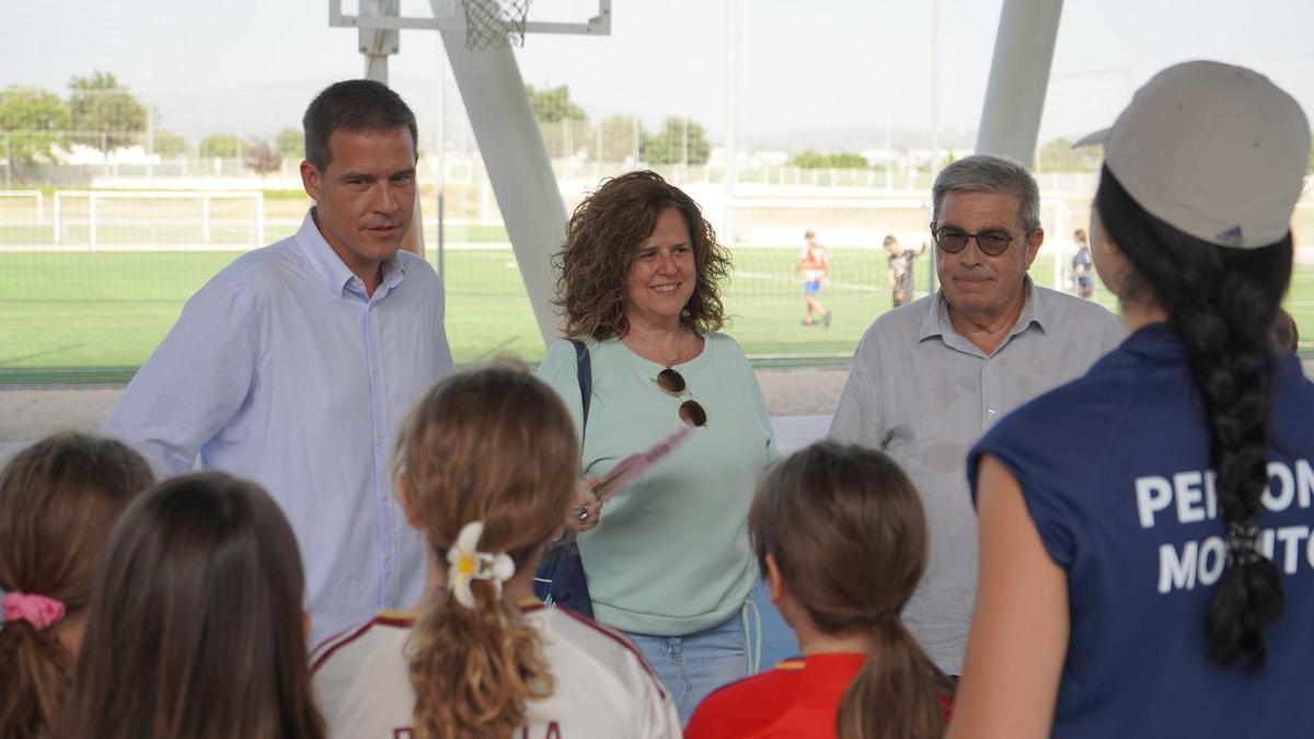 El alcalde, la teniente de alcalde y el regidor de Deportes, en su visita a la escoleta.