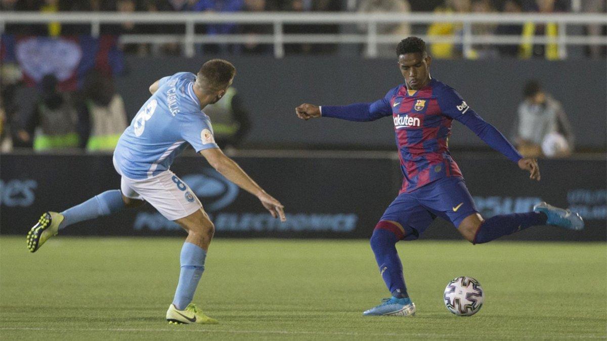 Junior Firpo (derecha) en acción durante el Ibiza-Barça de la Copa del Rey 2019/20