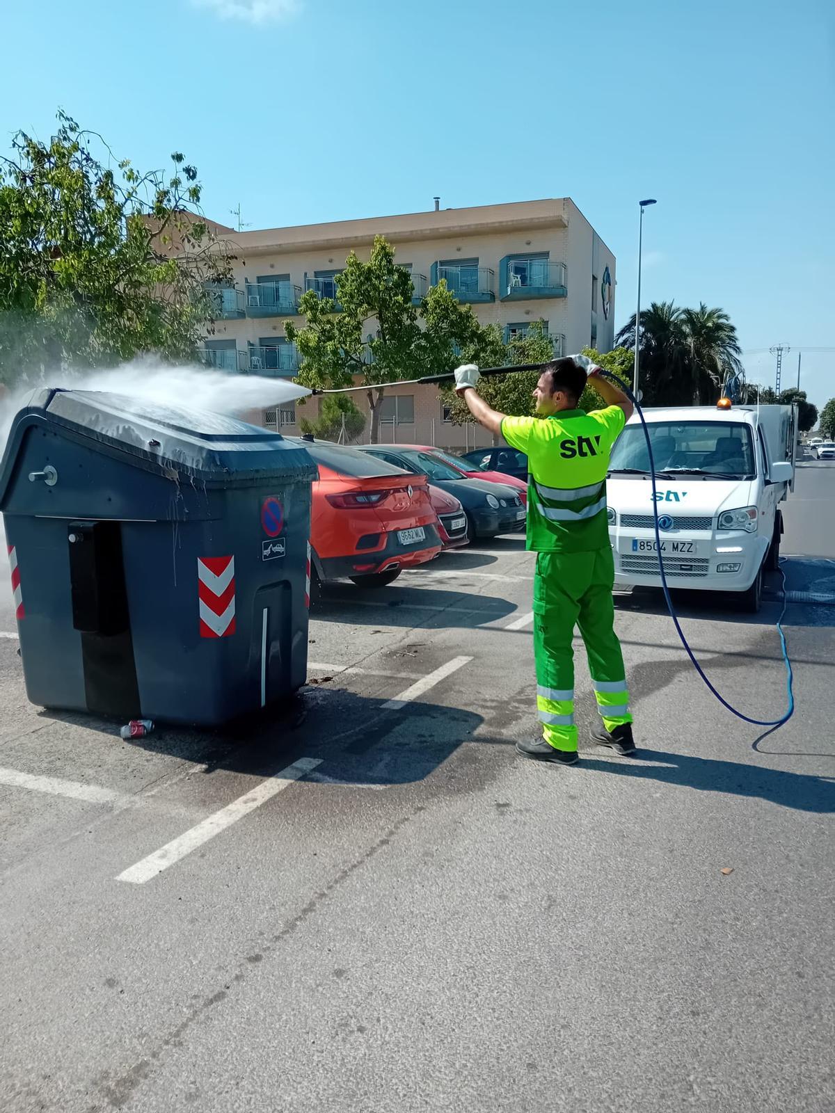 Trabajos de limpieza con una hidrolavadora.
