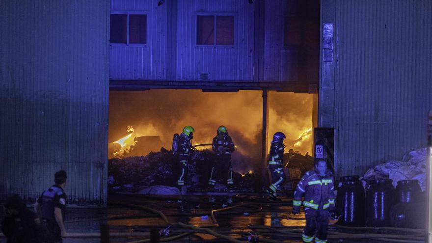 Los Bomberos de Vigo denuncian falta de efectivos en el incendio del punto limpio