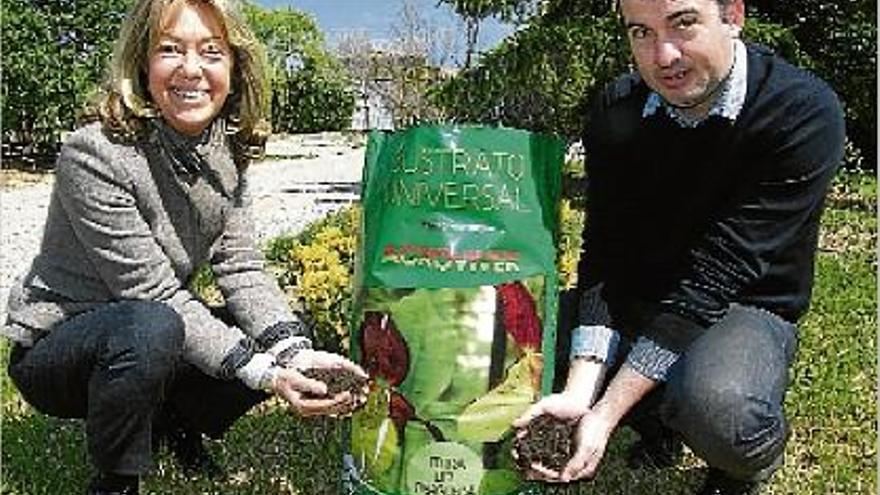 Dolors Boix i Marc Fernández mostren la nova Terra del Berguedà en el sac amb què es comercialitzarà