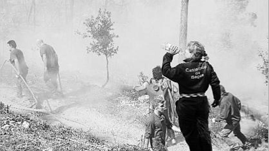 Voluntaris de l&#039;ADF de Castellnou de Bages, en l&#039;extinció d&#039;un incendi