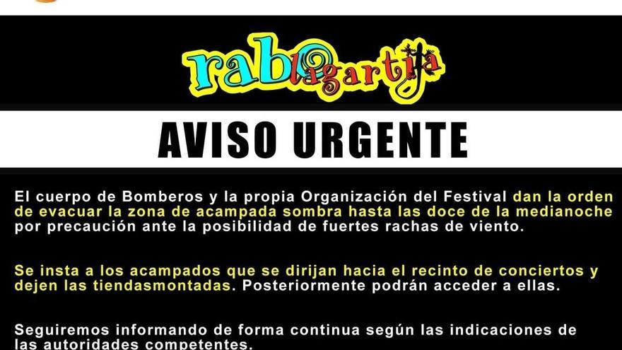 El cartel anunciando el desalojo de la zona de acampada.