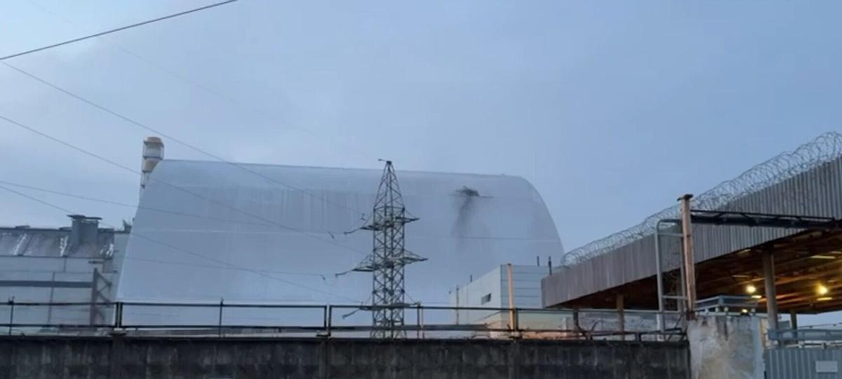 Daños en el sarcófago que recubre la central atómica de Chernóbil tras el ataque con drones del pasado febrero.