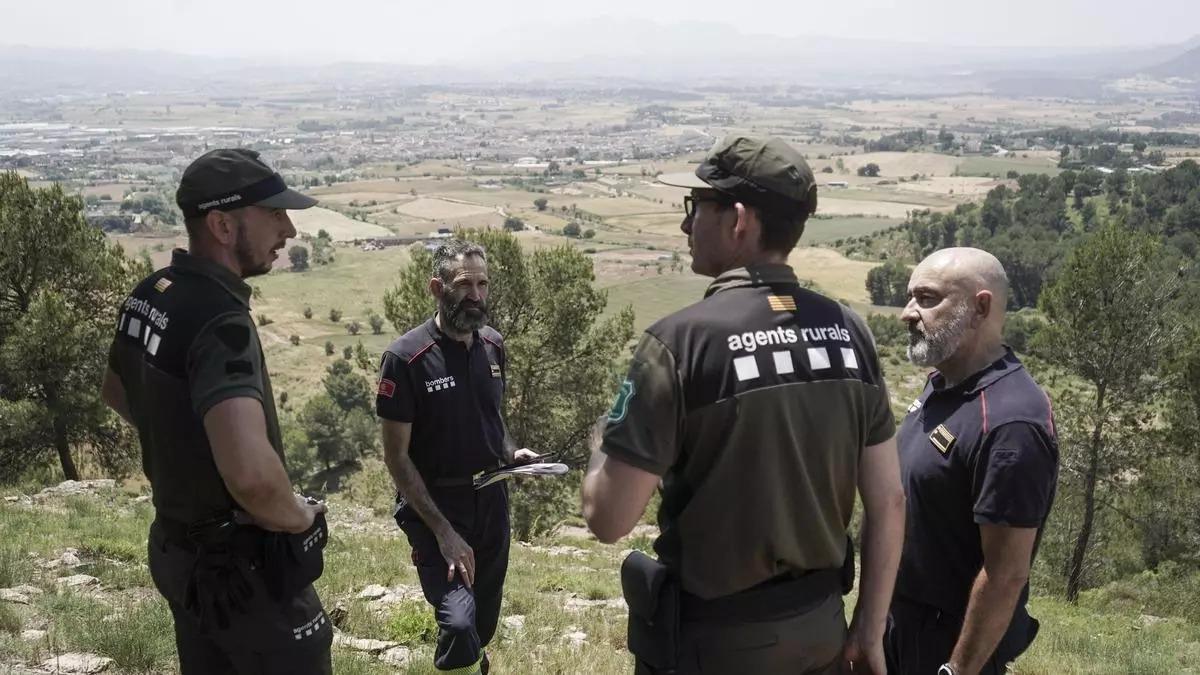 Agentes rurales y bomberos analizan la situación actual de las urbanizaciones en la comarca del Bages.