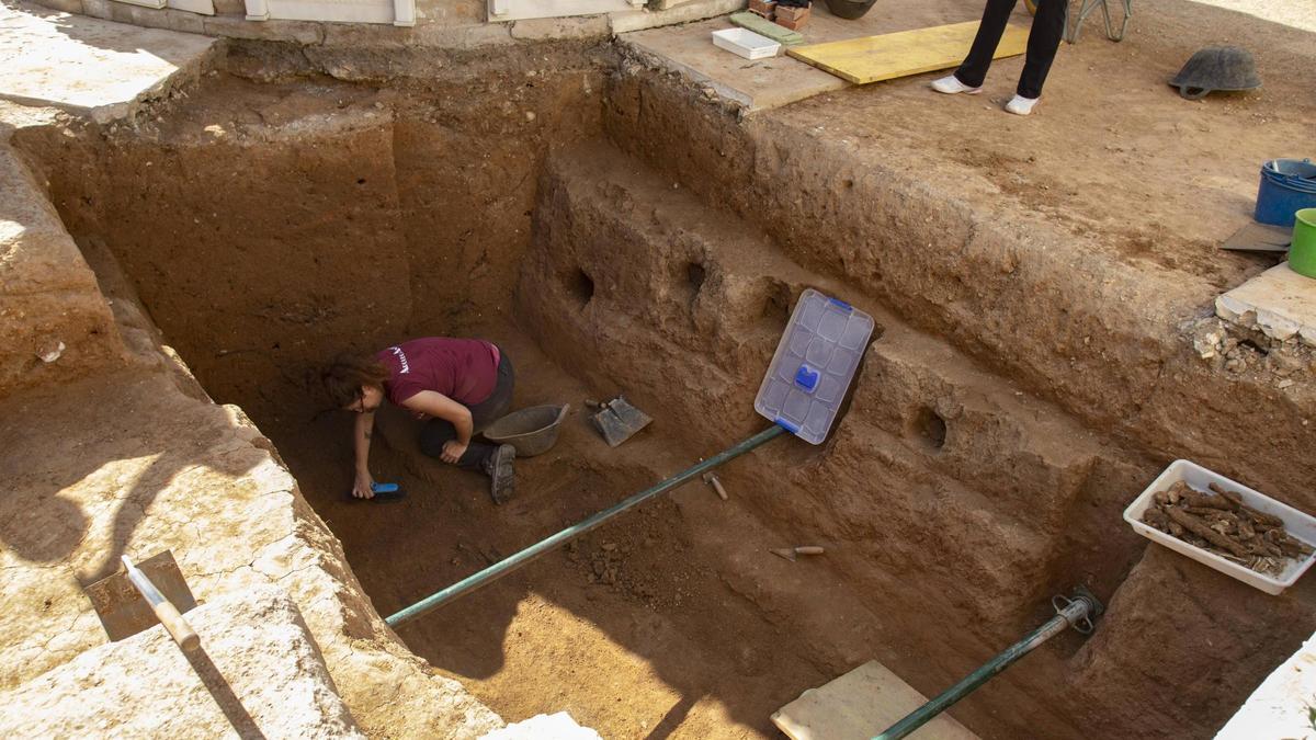 Imagen de archivo de unos trabajos de búsqueda de restos de represalidados en el cementerio de Xàtiva.
