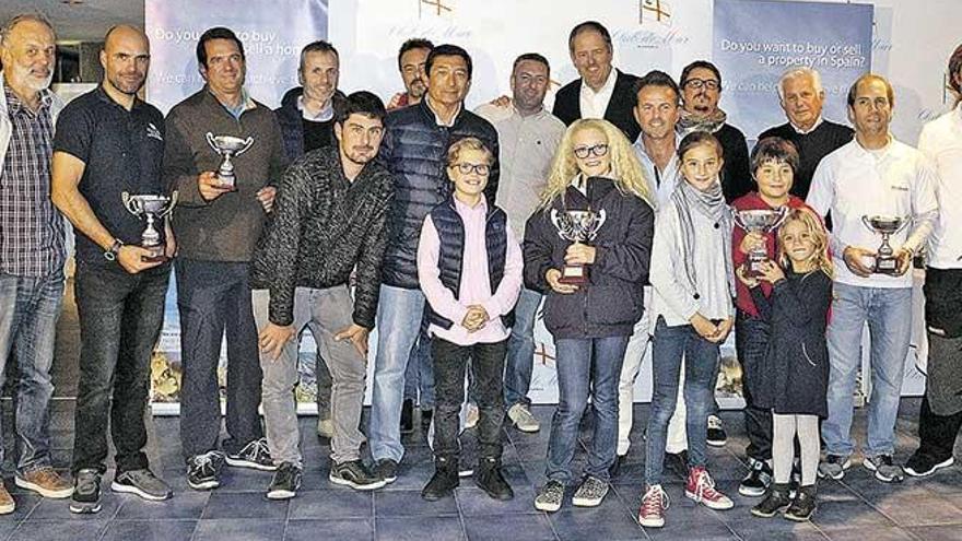 Foto de los premiados en la regata tras la ceremonia de entrega de trofeos, que se realizó ayer.