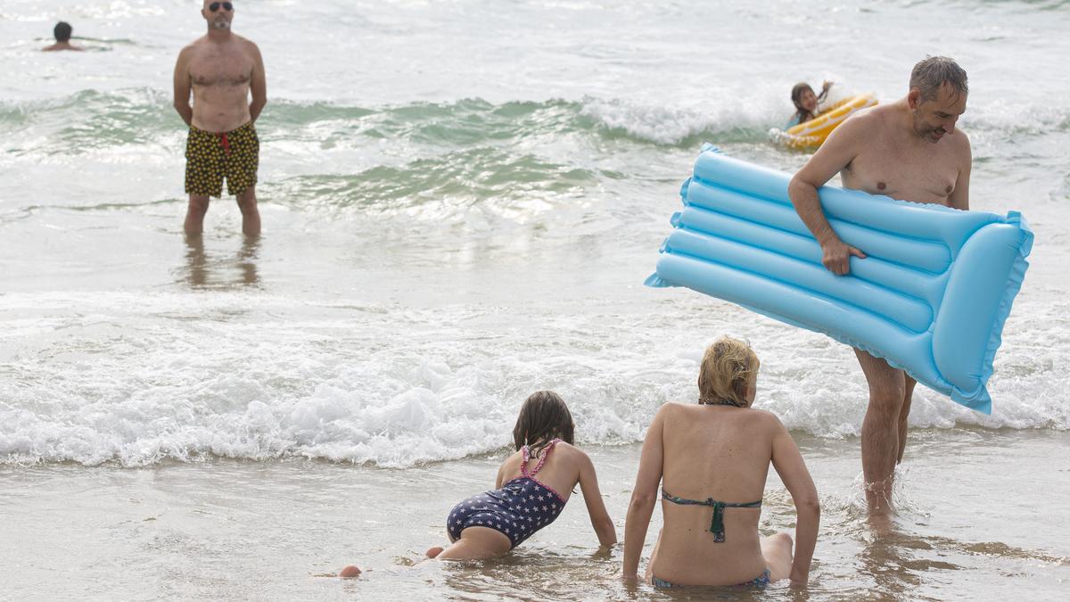 La temperatura del mar llega a 30 grados en Alicante