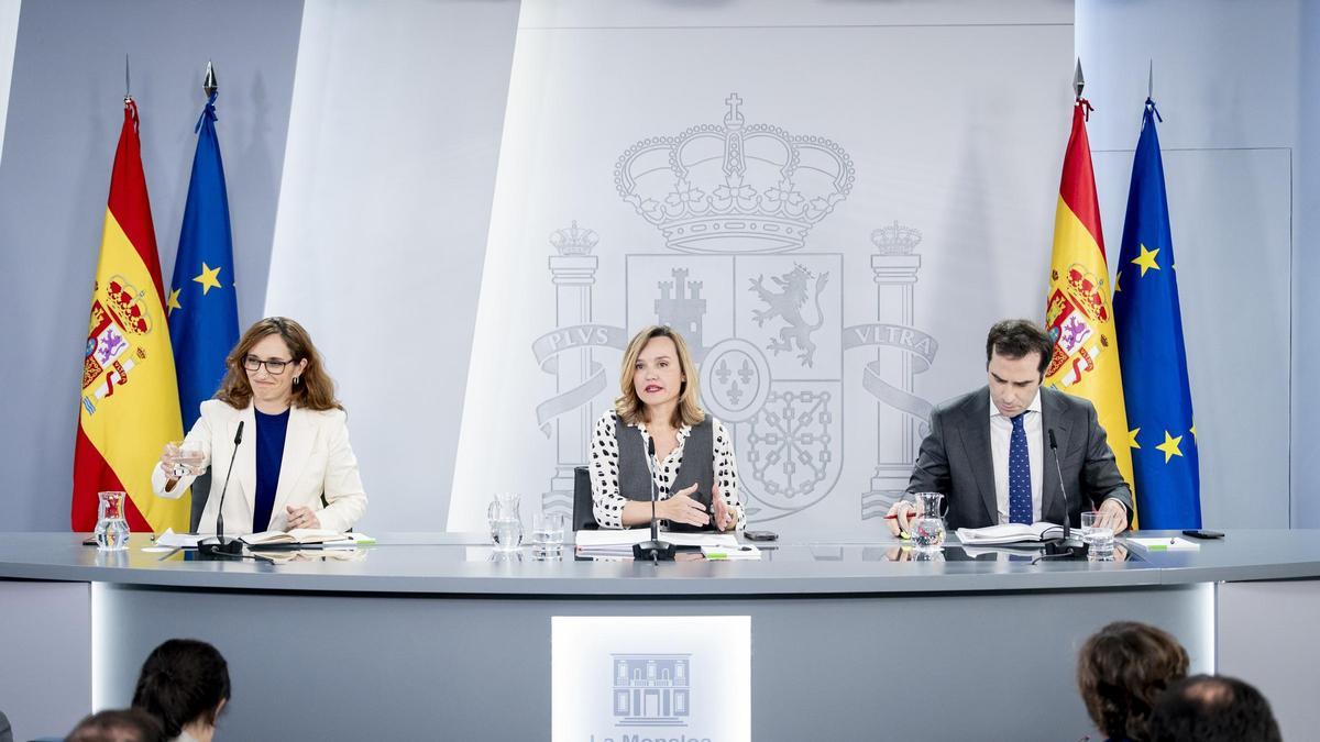 La ministra de Sanidad, Mónica García; la ministra de Educación y portavoz del Gobierno, Pilar Alegría; y el ministro de Economía, Carlos Cuerpo.