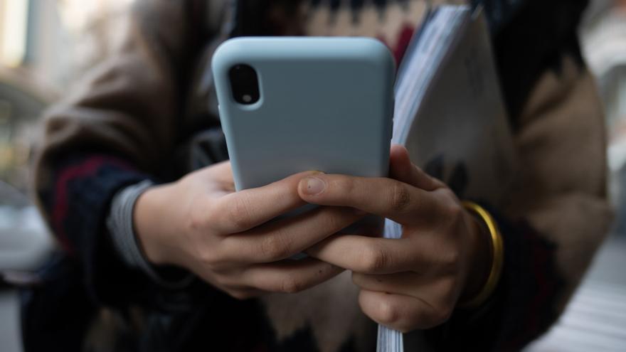 La mitad de la violencia digital contra las mujeres procede de los ex: de espiar el Whatsapp al uso de microcámaras
