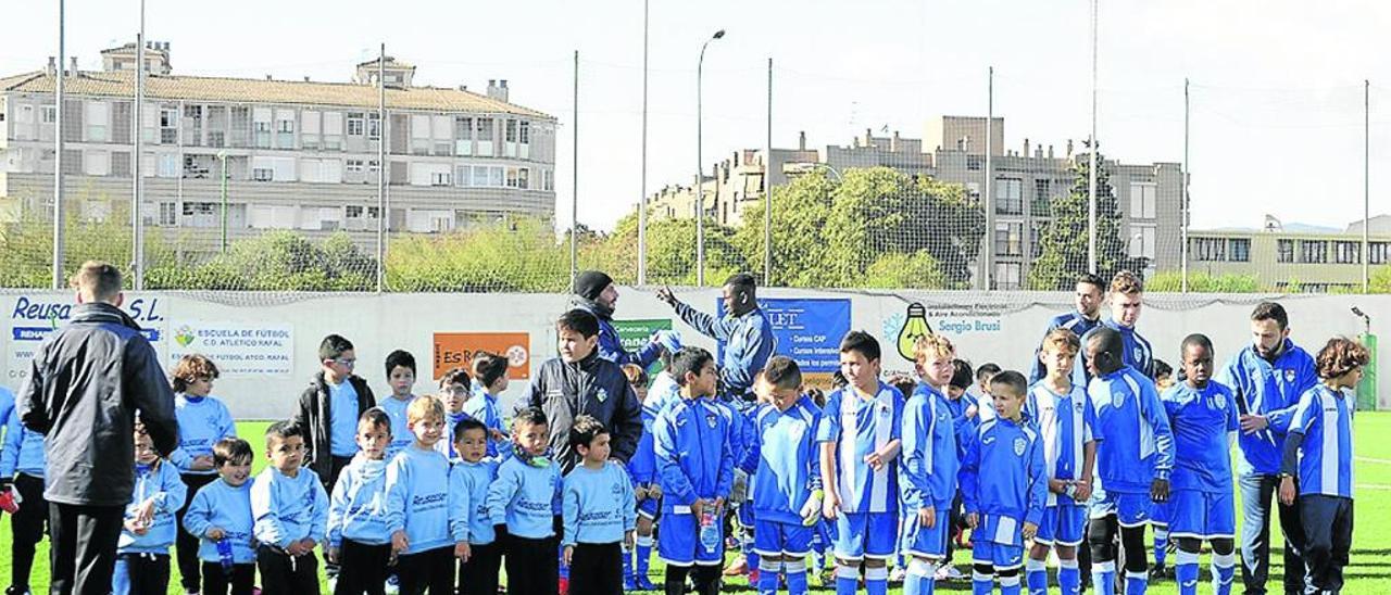 Las escuelas de fútbol del Atlético Rafal y del Atlético Baleares en la diada que jugaron.