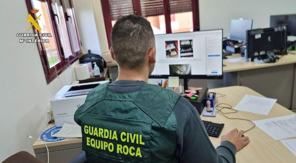 Un Guardia Civil, durante la investigación.