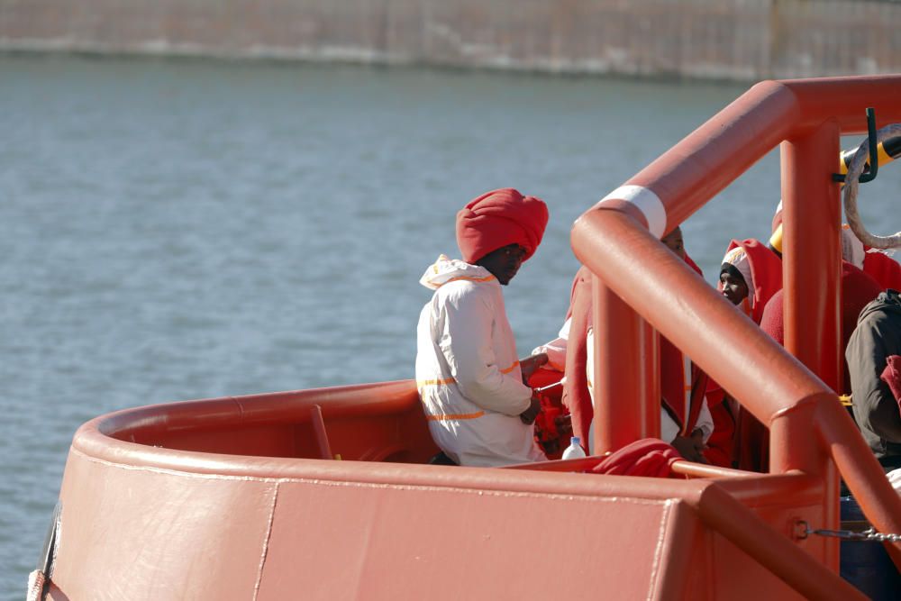 Llegan al puerto de Málaga, 72 inmigrantes ...