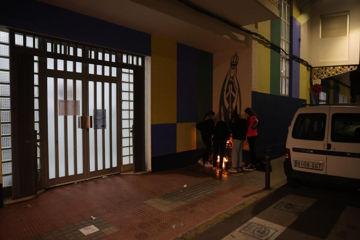 Varias alumnas esta tarde en el pequeño altar que se ha ubicado a la puerta del colegio en recuerdo de Álex.