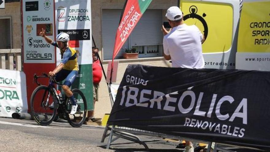 Maksym Bilyi, vencedor de la etapa, entrando en la meta de Lubián