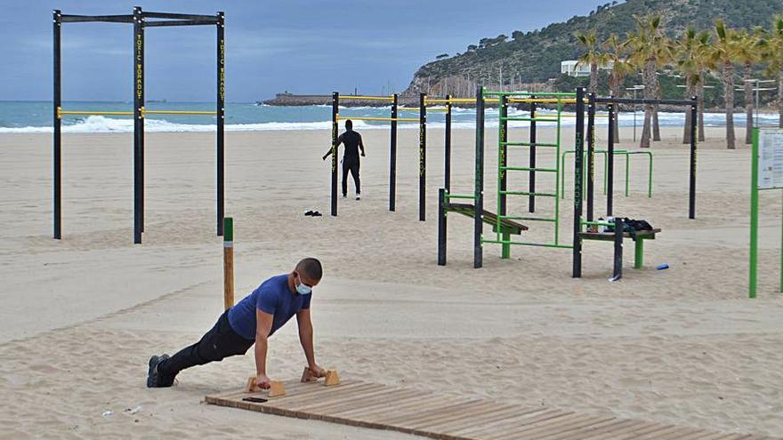 El consistorio mejora el equipamiento deportivo en la playa de La Concha.