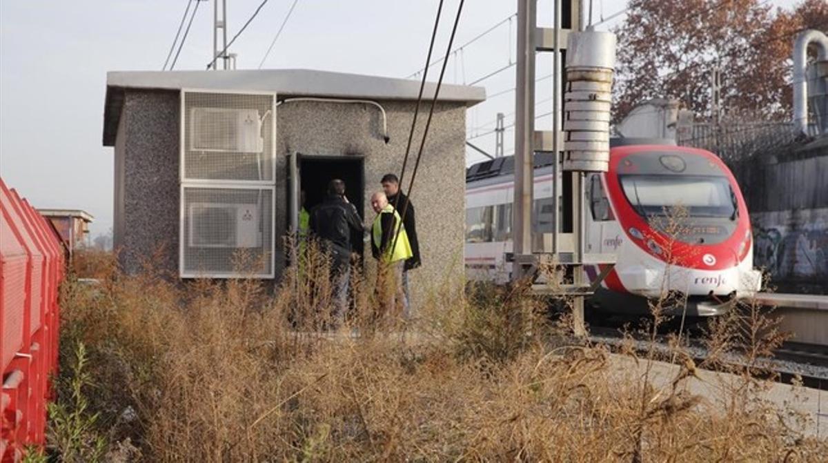 Subestació de l’estació de Renfe de Mollet Sant Fost, on s’ha produït robatori de cable i que posteriorment s’ha incendiat.