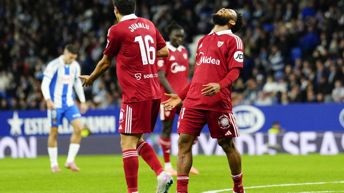 Chidera Ejuke se lamenta de una ocasión fallada durante el partido de LaLiga EA Sports que RCD Espanyol y Sevilla FC disputan este lunes en el RCDE Stadium.