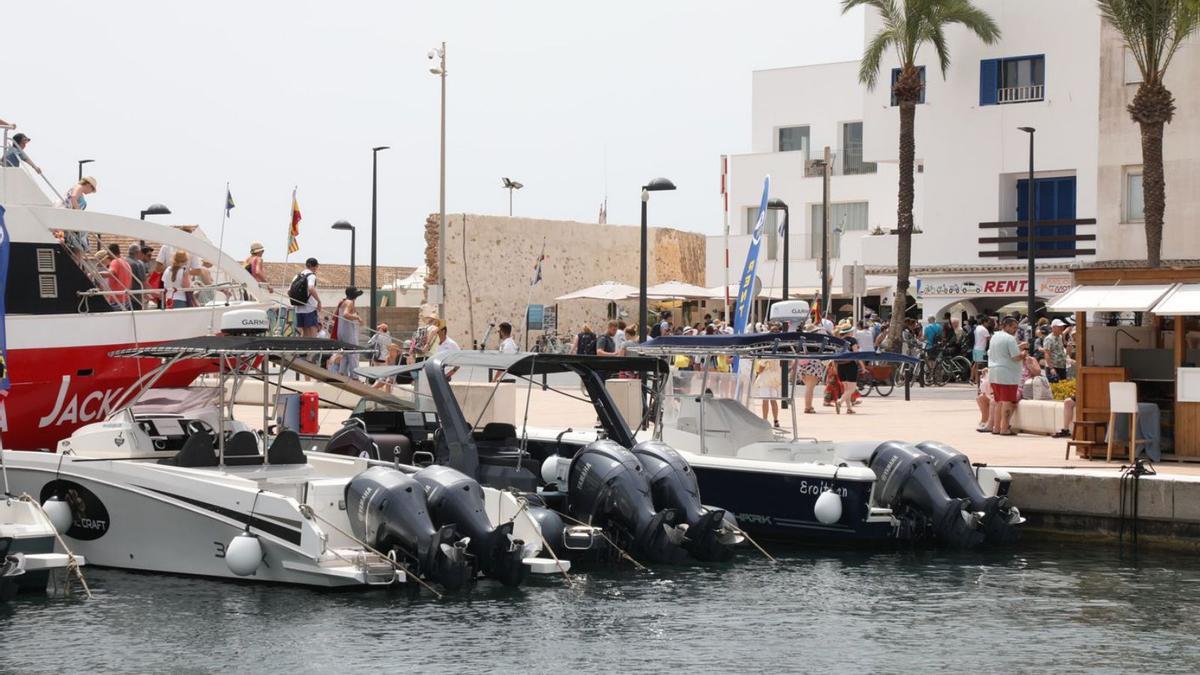 La excursiones marítimas y los barcos de alquiler, en el muelle comercial de la Savina. | C.C.