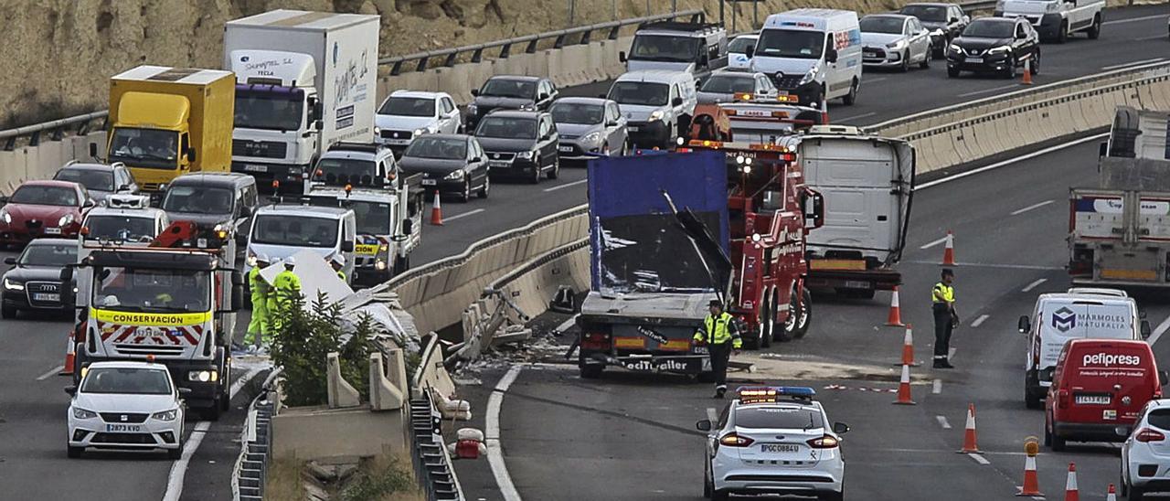 Siniestro registrado en la A-7 en Elche en 2019, año al que se refiere el estudio que han elaborado las aseguradoras. |