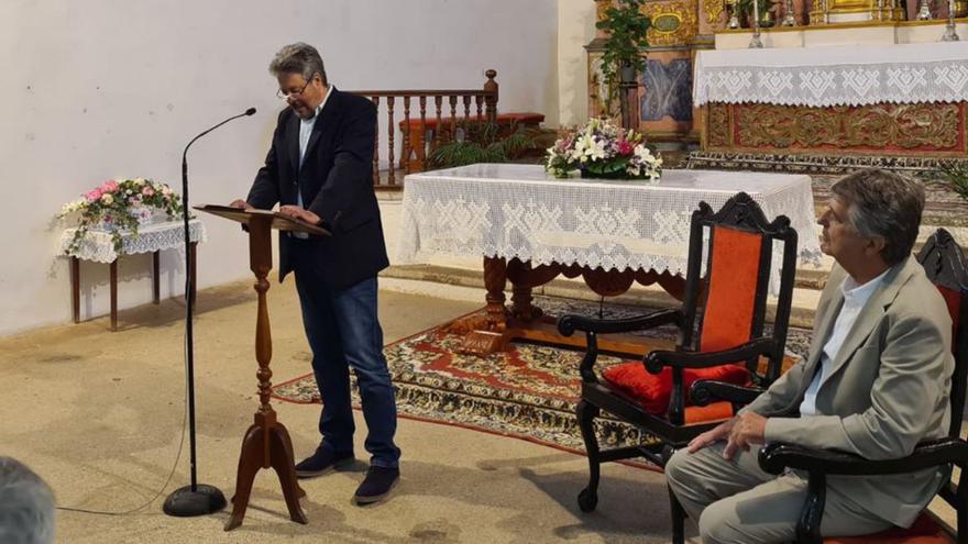 Carmelo Cabrera durante la lectura del pregón ante la mirada de Carlos Vera. | | LP/DLP