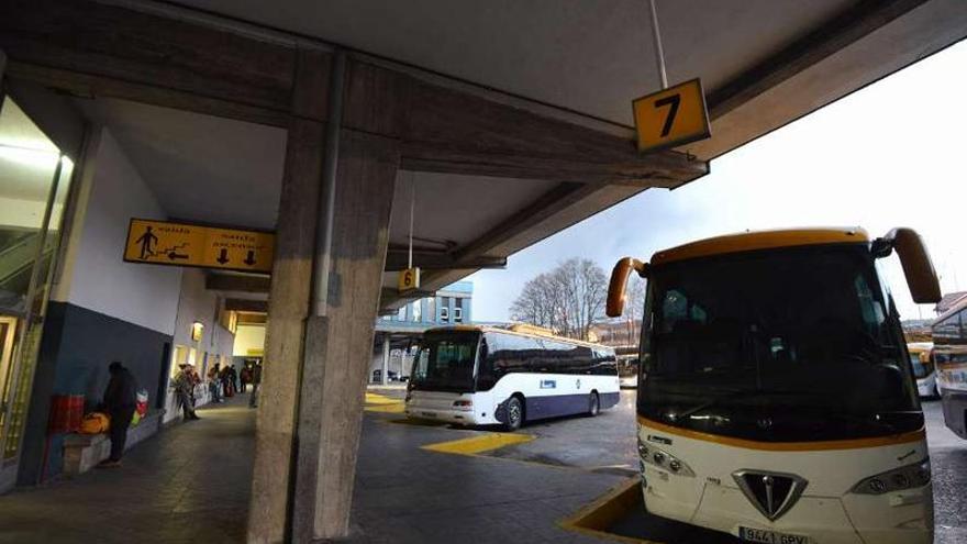 Dársenas de la estación de autobuses de Pontevedra.