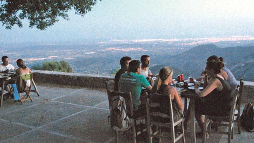 El Castell estrena las cenas al fresco