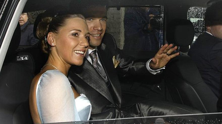 Michael Ballack con su mujer Simone Lambe, en el coche de recién casados, saliendo del castillo de Kempfenhausen.