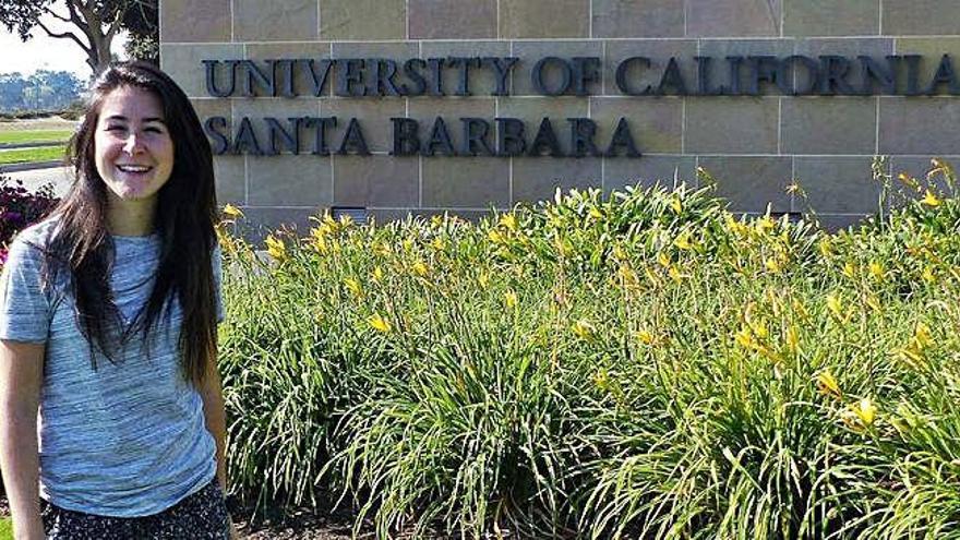 La coruñesa Alba Aguión, en el campus de la Universidad de California en Santa Bárbara.