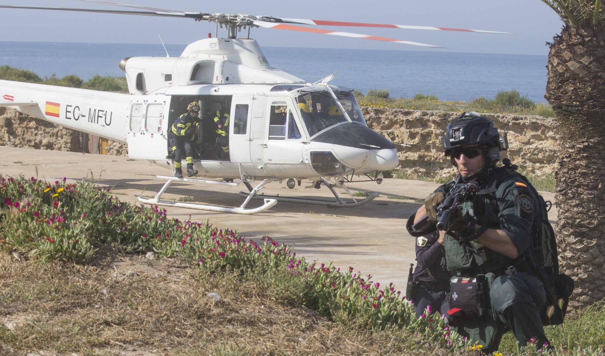 El GAR de la Guardia Civil y el Servicio de Prevención y Extinción de Incendios de los Bomberos de Alicante protagonizan en Tabarca un llamativo simulacro de emergencia