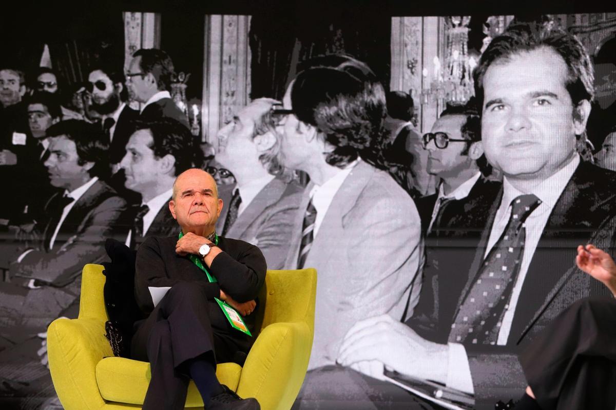 El expresidente del Gobierno andaluz, Manuel Chaves, con una imagen histórica del PSOE de fondo.