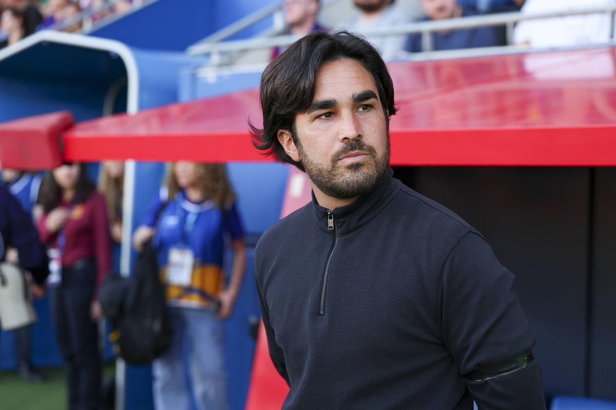 Pere Romeu en el banquillo del Estadi Johan Cruyff